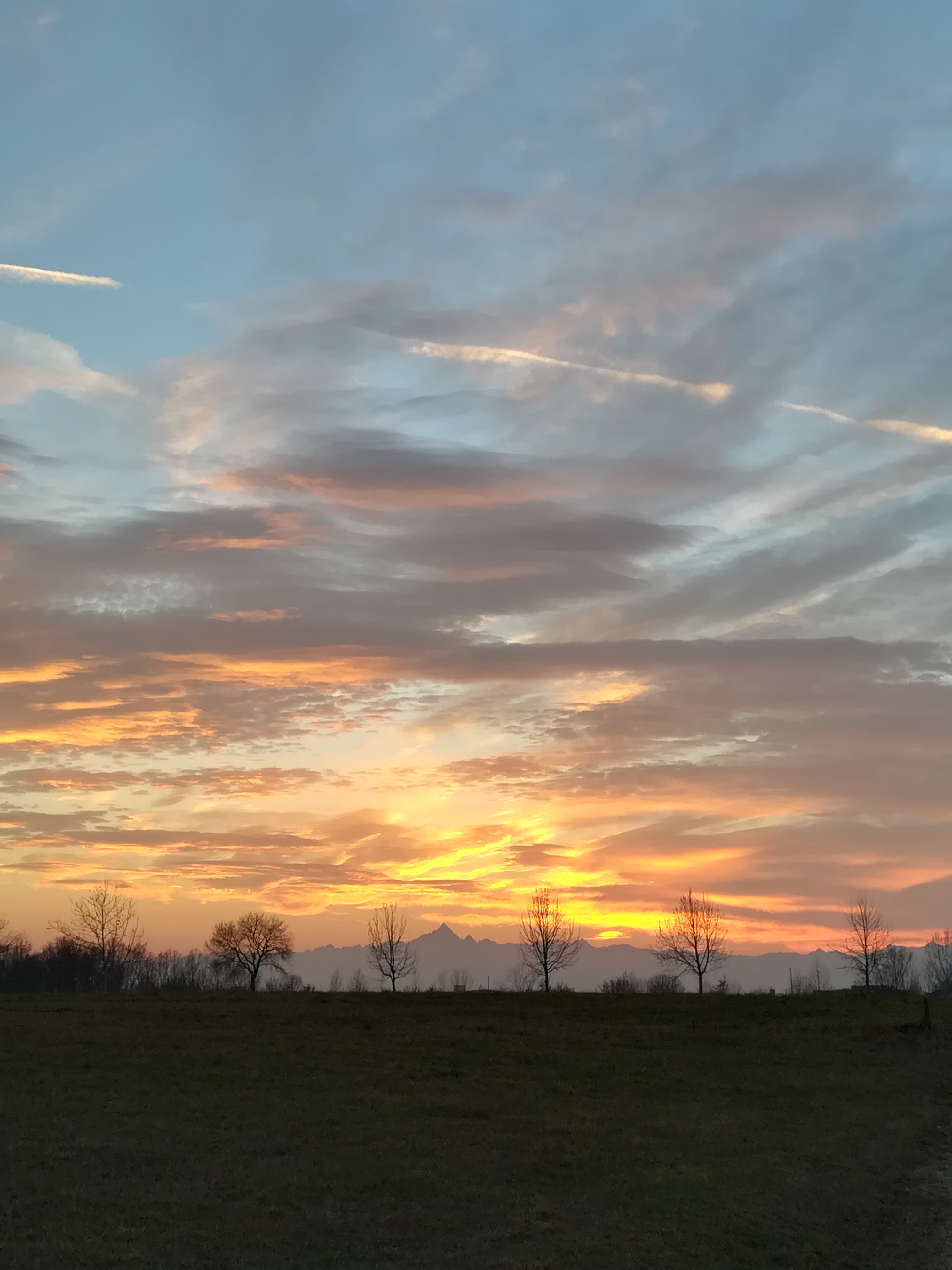 Tramonto dietro al Monviso qualche giorno fa.